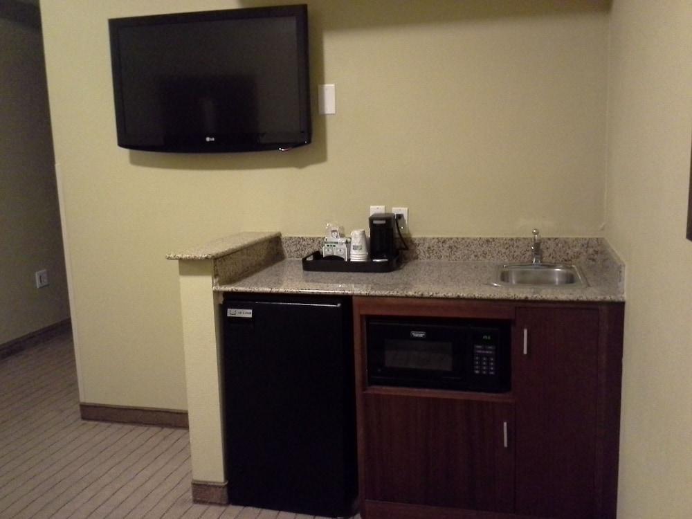 Holiday Inn Express & Suites - Dallas Park Central Northeast By Ihg Exterior foto