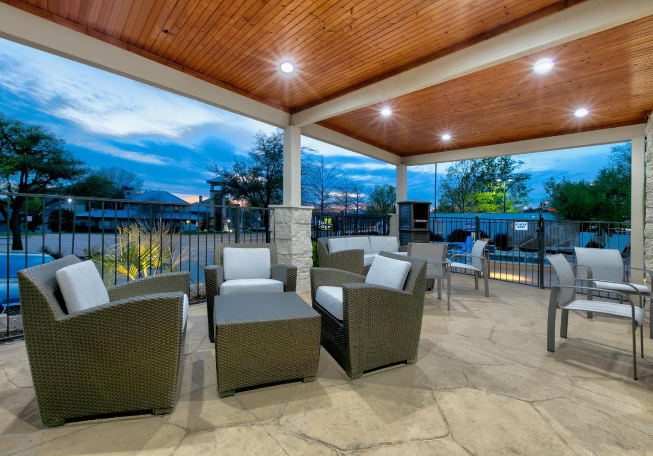 Holiday Inn Express & Suites - Dallas Park Central Northeast By Ihg Exterior foto