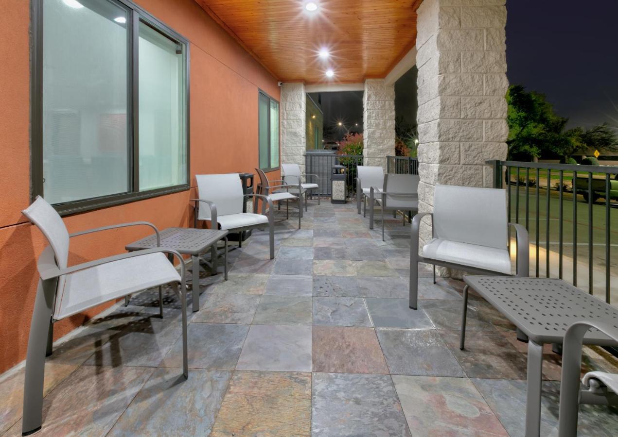 Holiday Inn Express & Suites - Dallas Park Central Northeast By Ihg Exterior foto
