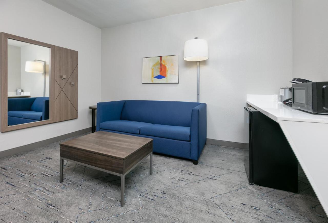 Holiday Inn Express & Suites - Dallas Park Central Northeast By Ihg Exterior foto