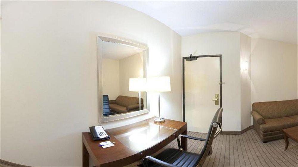 Holiday Inn Express & Suites - Dallas Park Central Northeast By Ihg Exterior foto